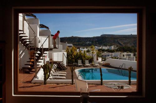 阿瓜阿马加Boutique Hotel El Tio Kiko的从酒店的窗户可欣赏到游泳池的景色