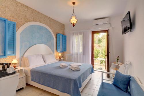霍里顿郝瑞泰 - 艾格纳缇酒店的一间卧室设有一张床、一台电视和一个窗口。