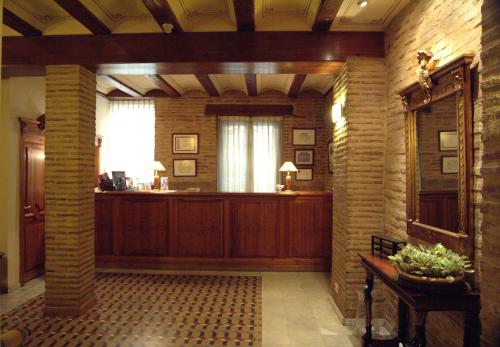 瓦伦西亚Ad Hoc Monumental 1881的大房间设有大型的木头房间
