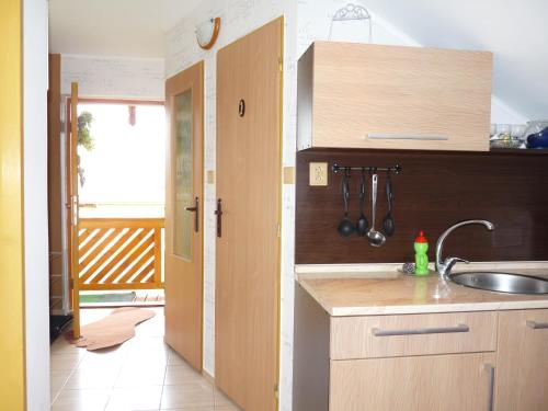 利普托斯基米库拉斯Privat INKA的厨房配有水槽和台面