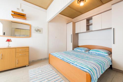 赫瓦尔Relaxing Beach holiday house的一间卧室配有一张床、梳妆台和镜子