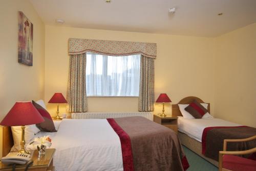 基拉尼墨菲基拉尼酒店的酒店客房设有两张床和窗户。