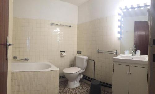 巴涅尔-德吕雄小火车公寓式酒店的带浴缸、卫生间和盥洗盆的浴室