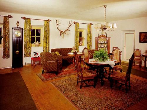 洛弗附近圣马丁珀斯特宾馆的客厅配有沙发和桌椅
