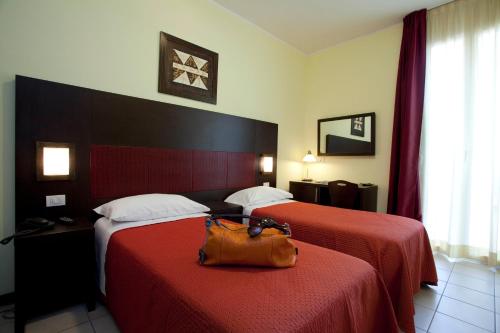 里米尼阿丽比酒店的酒店客房带两张床,带一个钱包
