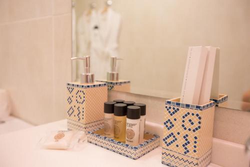 乌法总统酒店的浴室柜台上装有三箱化妆品