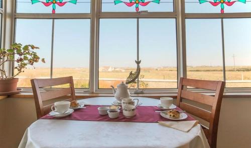 贝尔马利特布鲁池兰李尔住宿加早餐旅馆的餐桌,窗户上摆放着长颈鹿