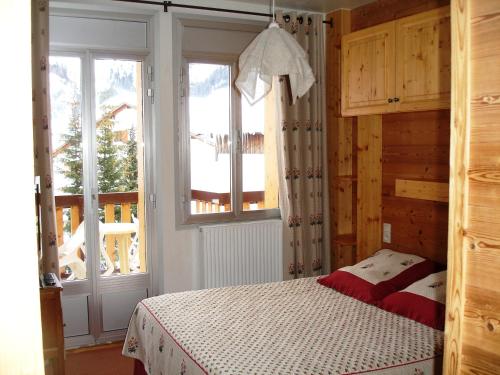 普拉洛尼昂拉瓦努瓦斯勒格兰贝克酒店的一间卧室设有一张床和一个大窗户
