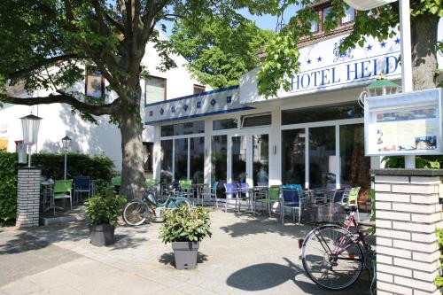 不莱梅黑尔特酒店的停在餐厅外的一座建筑物,有自行车停放在