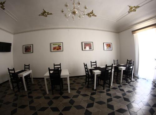 卡尔塔吉罗Gualtiero Camere & Suite的一间带桌椅和吊灯的用餐室