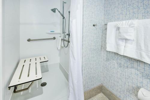 阿弗内尔伍德布里奇快捷假日酒店的带淋浴和盥洗盆的白色浴室