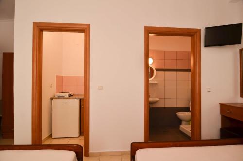 帕拉利亚卡泰里尼斯Giannis Hotel的客房设有冰箱和小浴室。