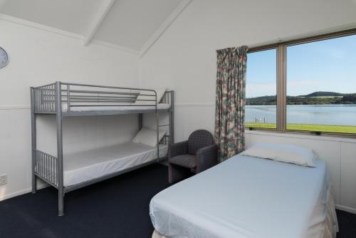 派西亚怀唐伊假日公园酒店的一间卧室配有双层床和窗户。
