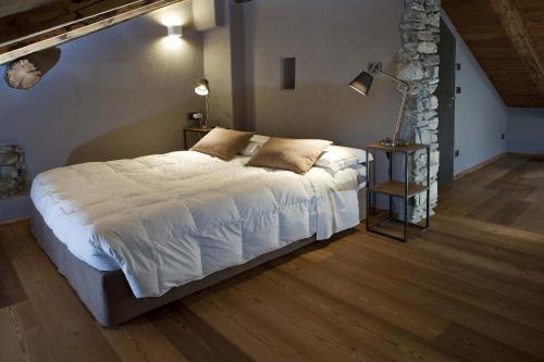 奥斯塔Guesthouse Mu的一间卧室配有一张带白色床单的大床