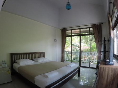 大城空萨布阿旧皇宫度假酒店的一间卧室设有一张床和一个大窗户