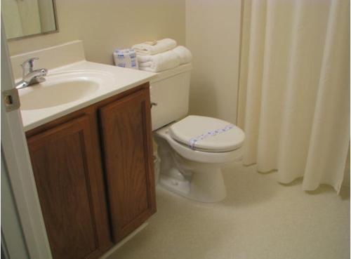 考诺维尔科诺弗/希科里经济公寓式酒店的浴室配有白色卫生间和盥洗盆。