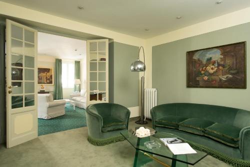 罗马乔治安娜酒店的客厅配有沙发、椅子和桌子