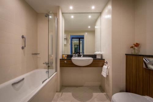 波特劳伊斯波特劳伊斯凯拉申酒店的带浴缸、盥洗盆和卫生间的浴室