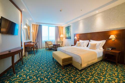 图兹拉梅拉尼酒店的配有一张床和一张书桌的酒店客房