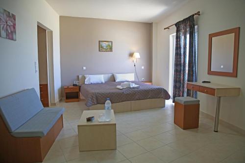 锡蒂亚海风酒店的配有床、椅子和桌子的酒店客房