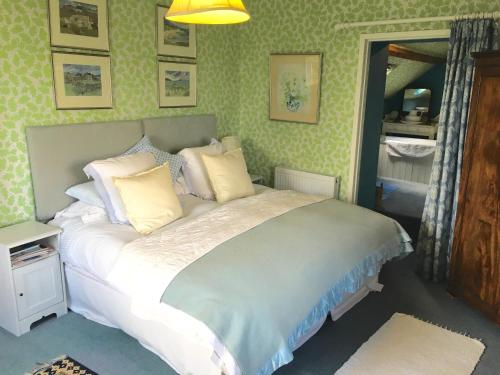 洛尔布拉勒斯Cotswolds Mine Hill House的一间卧室配有带白色床单和枕头的床。