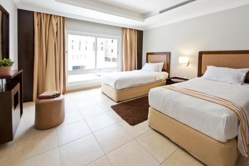 吉达Dara Hamra的酒店客房设有两张床和窗户。