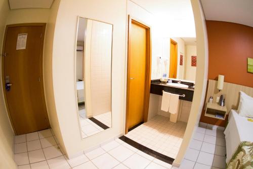 马瑙斯马瑙斯司丽普酒店的一间带镜子和水槽的浴室