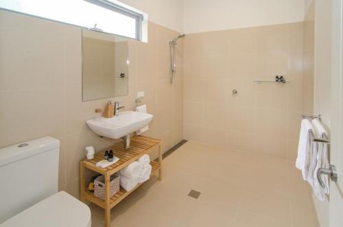 玛格丽特河玛格丽特河海滩公寓的一间带水槽、卫生间和镜子的浴室