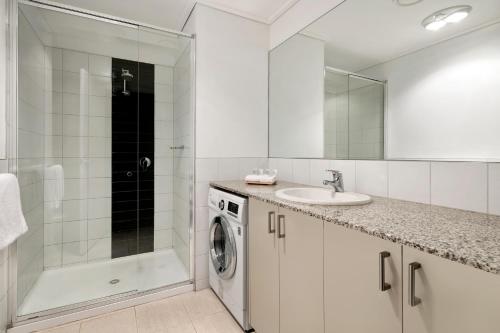 墨尔本魁克斯特奥利蒙酒店的一间带水槽和洗衣机的浴室