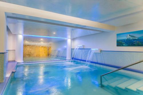 伊斯基亚拉玛尼纳酒店的一个带喷泉的室内游泳池