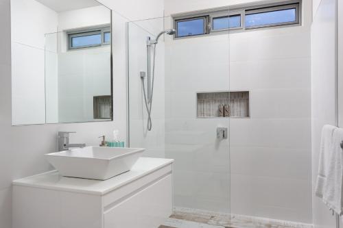 Ventnor比姆巴丁菲利普岛农家乐的白色的浴室设有水槽和淋浴。