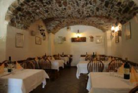 ČrničeArkade turizem的餐厅内带白色桌椅的用餐室
