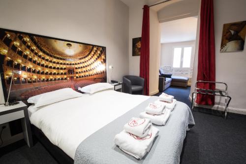 巴斯蒂亚Hôtel Les Voyageurs的酒店客房,配有带毛巾的床