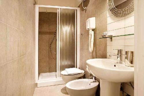 卡塔尼亚维特利亚阿尔玛鲁住宿加早餐旅馆的一间带水槽、卫生间和淋浴的浴室