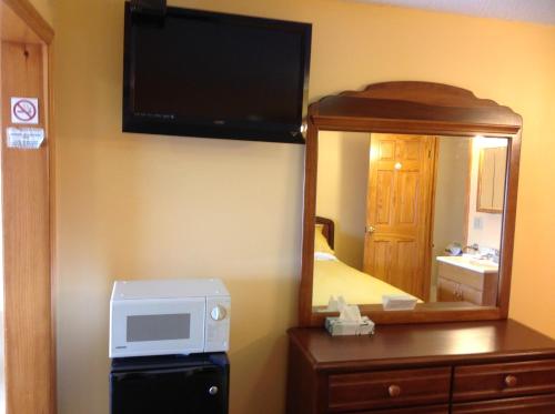 汉普顿莫尔顿酒店的酒店客房配有微波炉和镜子