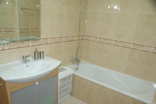 阿尔沃尔Vila da Praia 7D Alvor的浴室配有盥洗盆和浴缸。