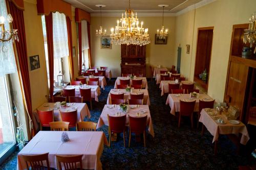 布里格维多利亚酒店的一间带桌椅和吊灯的用餐室