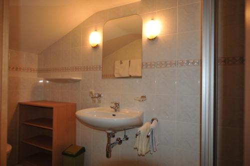 基茨比厄尔欧仁妮公寓及住宿加早餐旅馆的一间带水槽和镜子的浴室