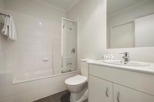 库克角奎斯特庇护湖酒店的白色的浴室设有卫生间和水槽。