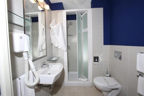 卡塔尼亚里杰尔酒店的一间带水槽、卫生间和淋浴的浴室