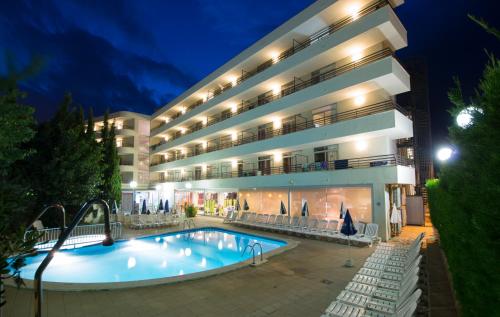 滨海托萨梅德普拉亚埃斯梅拉达公寓式酒店的相册照片
