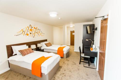 Stapleford怀特利米尔酒店的酒店客房配有两张床和一张书桌