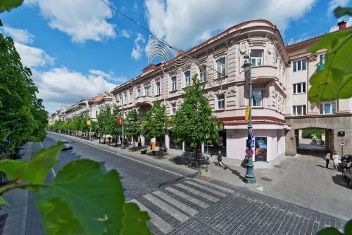 维尔纽斯第15大道酒店的城市中一条空的街道,有建筑