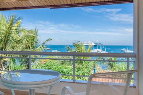 布希奥斯Hotel Atlântico Búzios Convention的阳台配有桌子,享有海景。