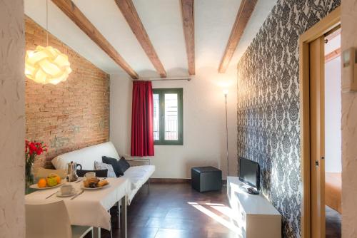 巴塞罗那老城区公寓的客厅配有沙发和桌子