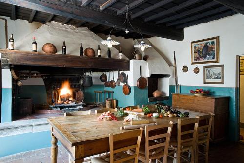 基安蒂格雷夫Fattoria di Rignana的厨房配有木桌和壁炉。