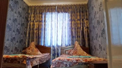 苦盏艾尔卡萨公寓的一间卧室设有两张床,窗户配有窗帘
