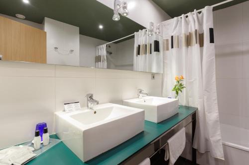 巴塞罗那辞屋塔巴塞罗那酒店的白色的浴室设有两个盥洗盆和镜子