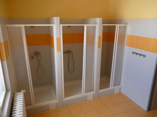 塔博尔Hostel Bernarda Bolzana的一间设有三个淋浴间的浴室
