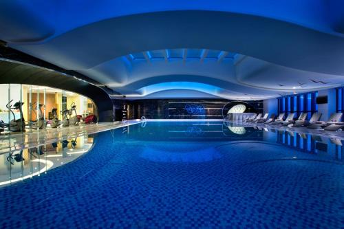 昆明昆明索菲特大酒店的蓝色天花板建筑中的游泳池